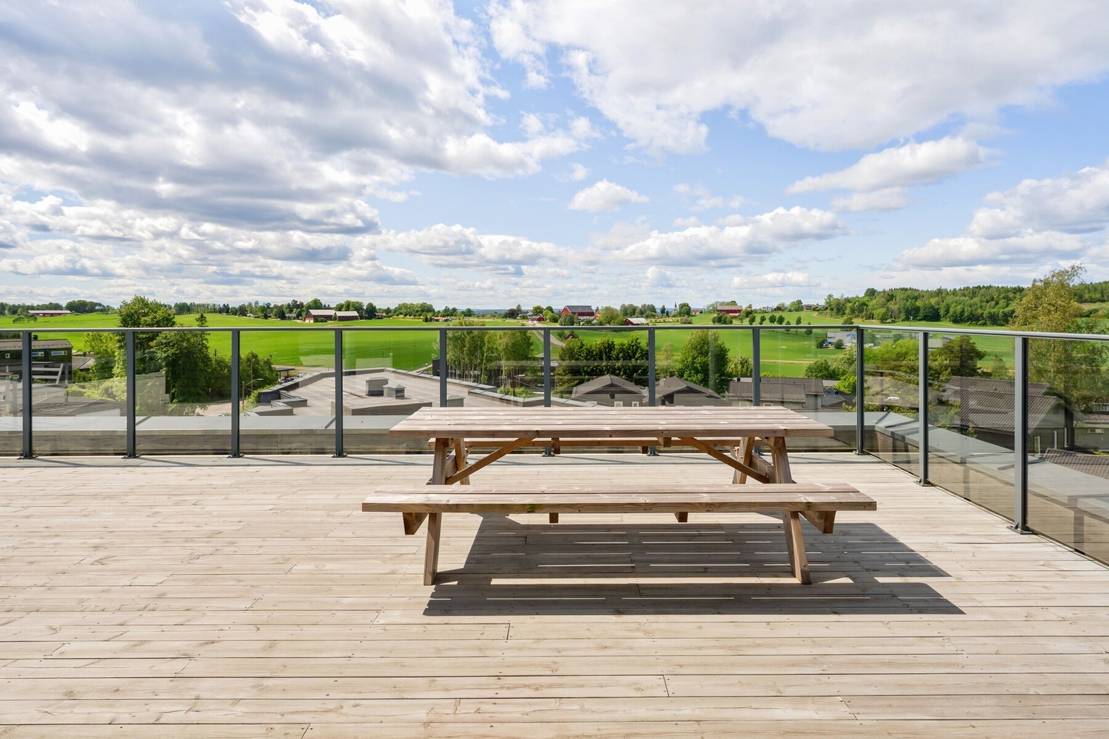 Her er det plass til både utemøbler og sosiale sammenkomster - et unikt fellesområde som setter prikken over i'en. Galleribilde