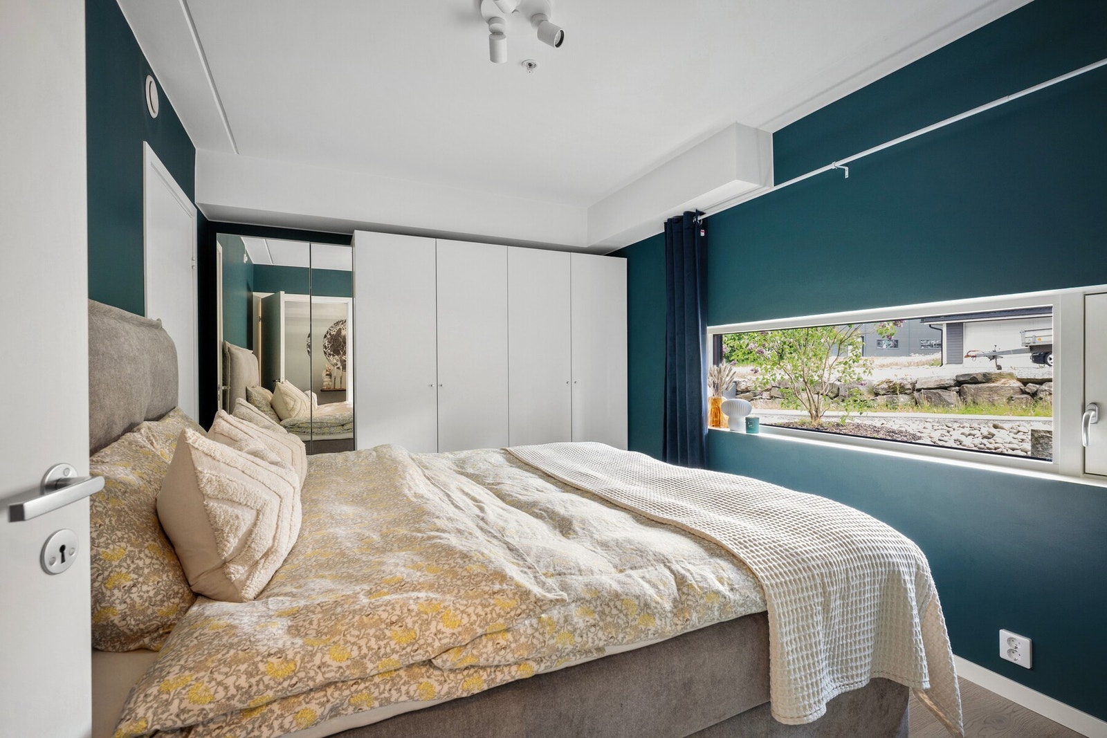 Soverommet er romslig og innbydende med god plass til dobbeltseng. Galleribilde