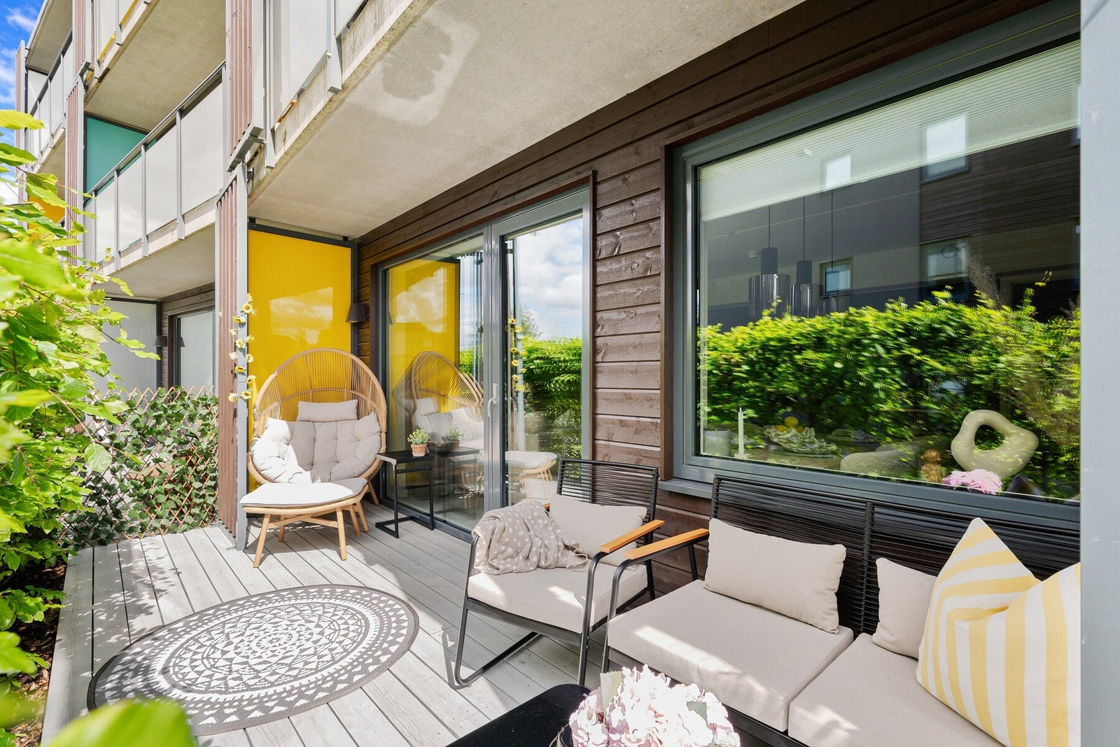 Leiligheten har en solrik, privat markterrasse med utgang direkte fra stuen. Galleribilde