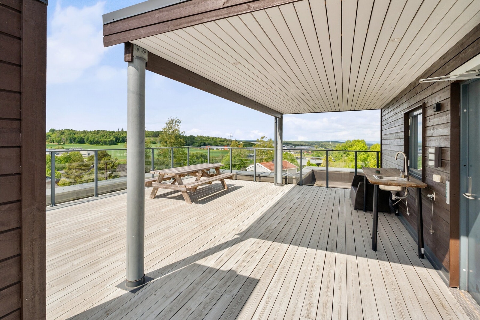 Sameiet har en romslig felles takterrasse med nydelig utsikt over nærliggende jorder og åpent landskap. Galleribilde