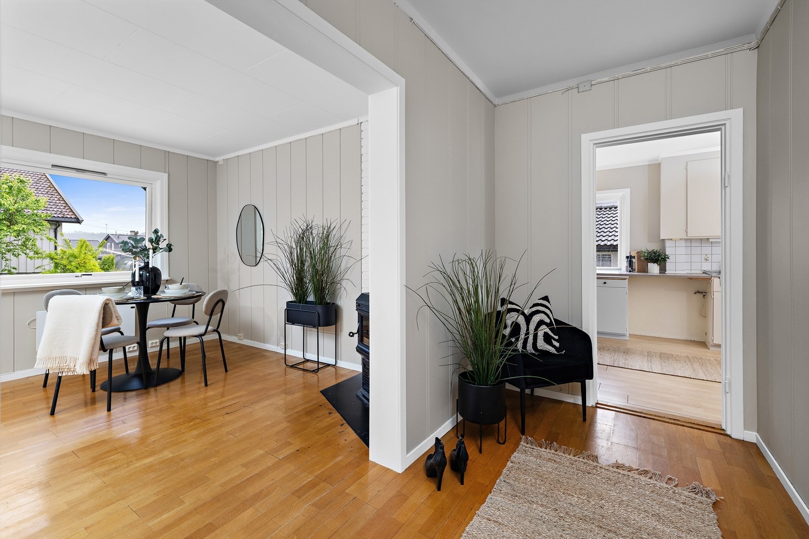 Leiligheten ligger flott til i byggets 1. etasje med egen hage. Galleribilde