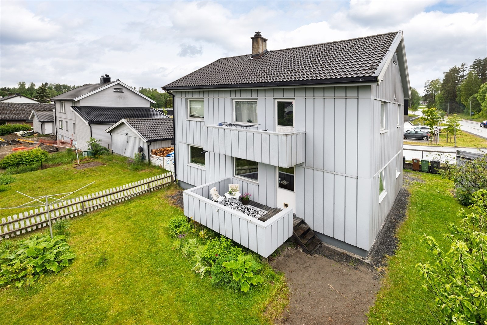 Gjerdet deler opp tomten mellom 1. og 2. etasje. Galleribilde