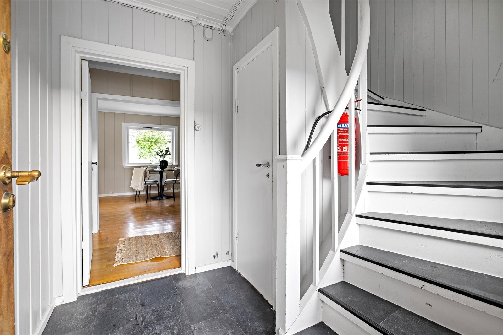 Felles trappegang med adkomst til felles kjeller og loft. Galleribilde