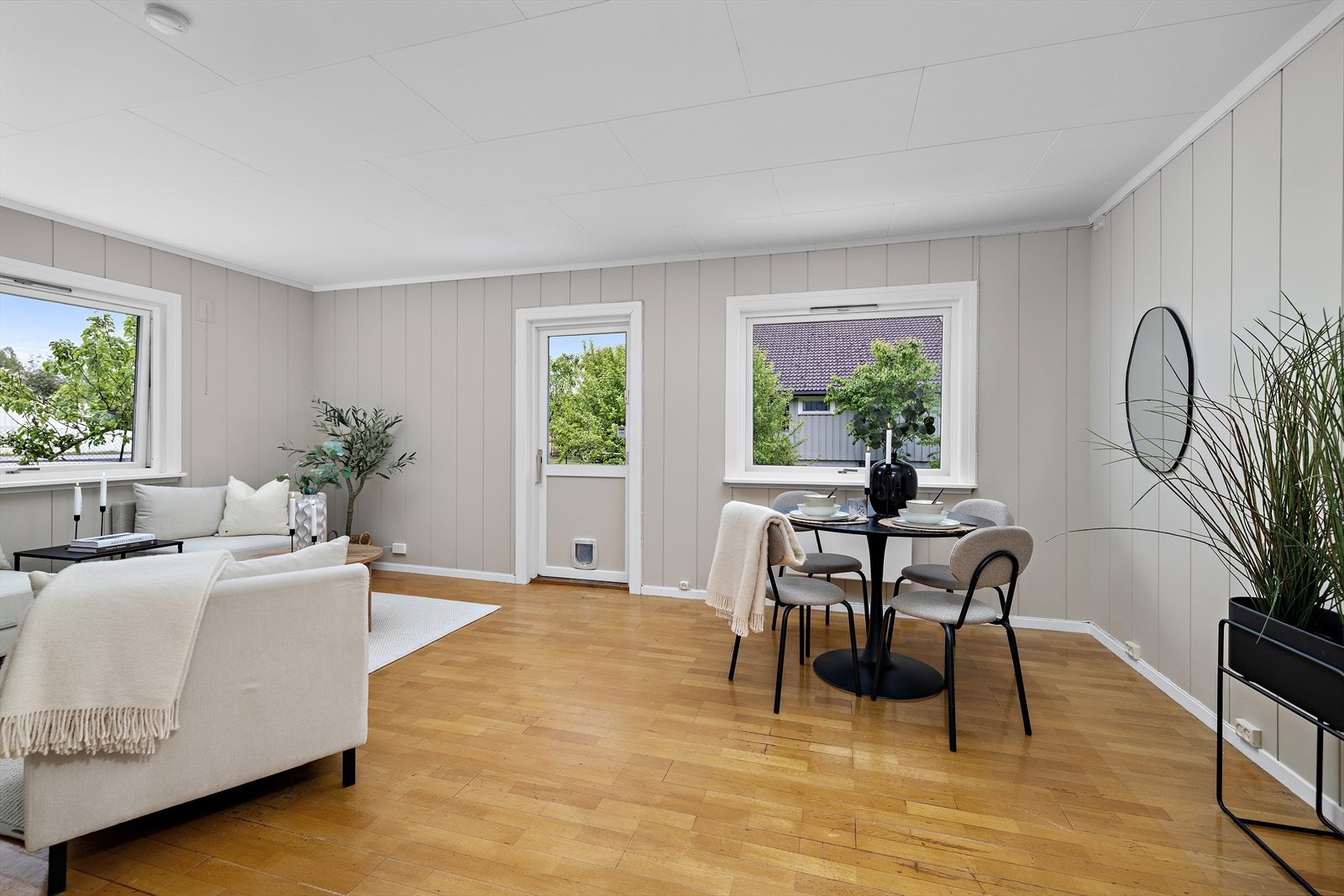 Stuen har plass for både sofa-gruppe og spisemøblement. Galleribilde