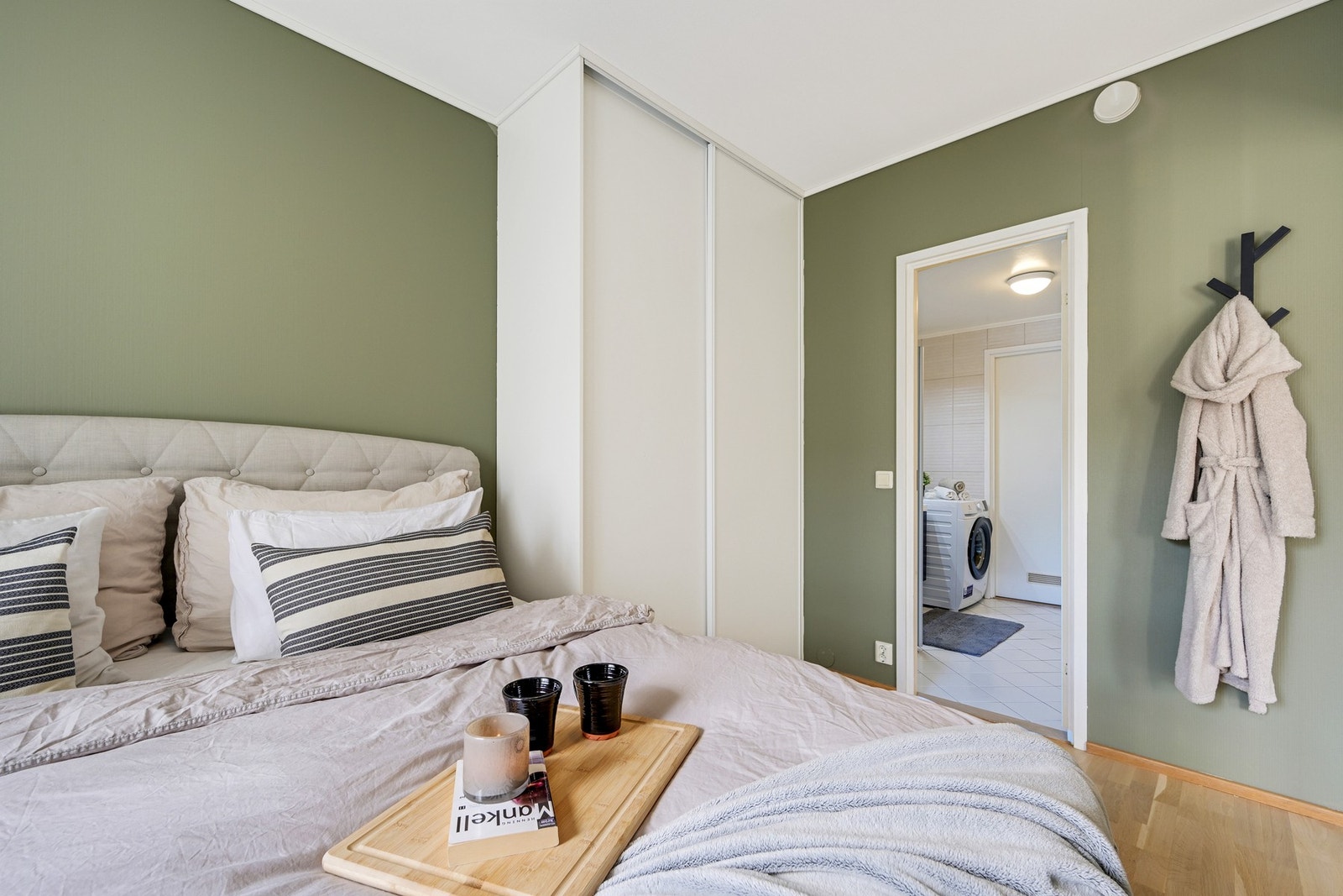 Her fra hovedsoverommet med skapplass og direkte adkomst til badet Galleribilde