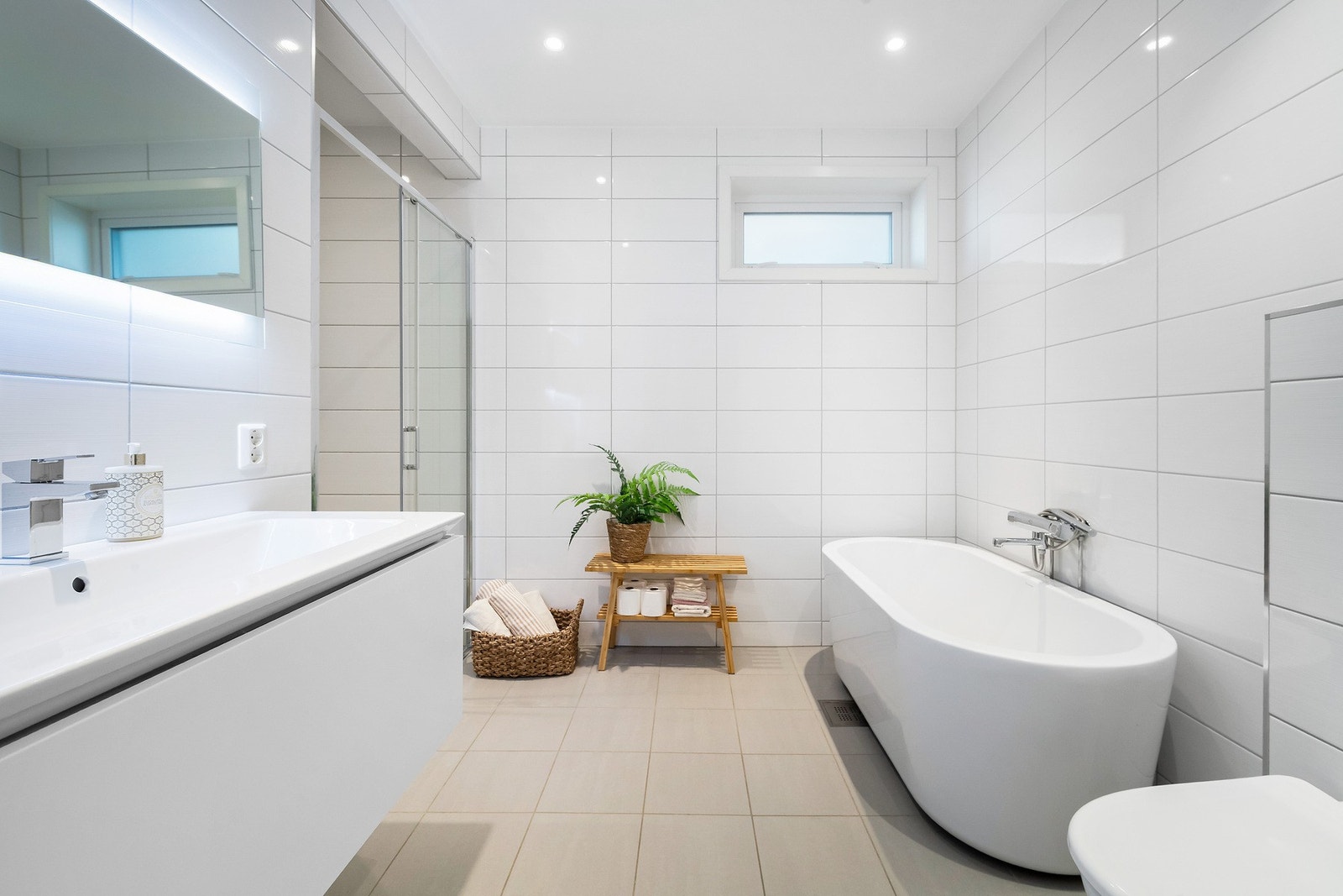 Flislagt bad nr. 2 med dusjnisje og badekar. Galleribilde