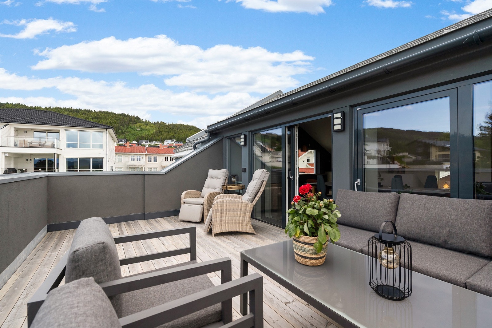 Boligen tilbyr stor, vest- og sørvendt takterrasse med utgang fra stuen i 2. etasje. Galleribilde