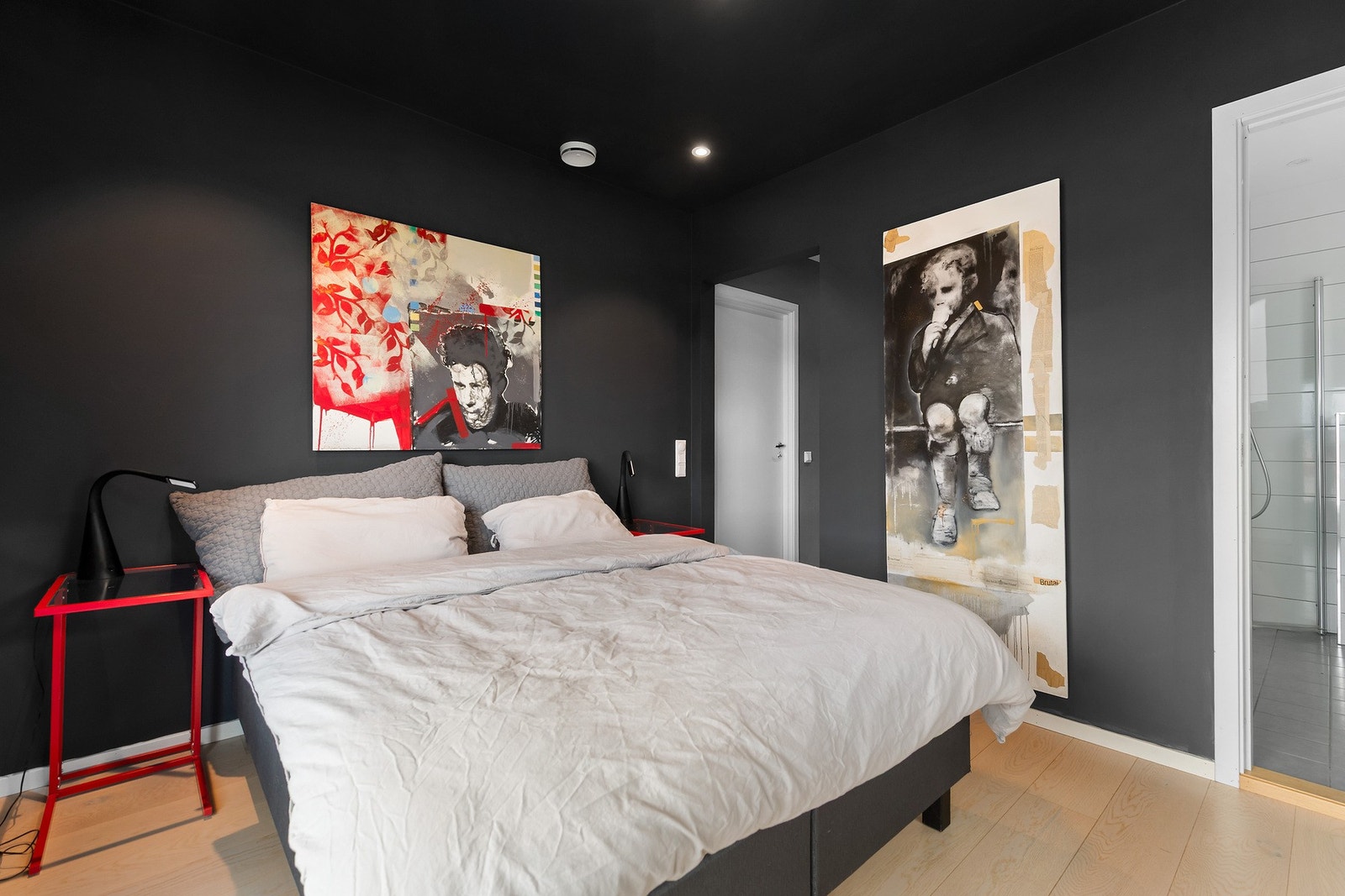 Hovedsoverommet er malt i mørke farger som bidrar til god nattesøvn. Galleribilde