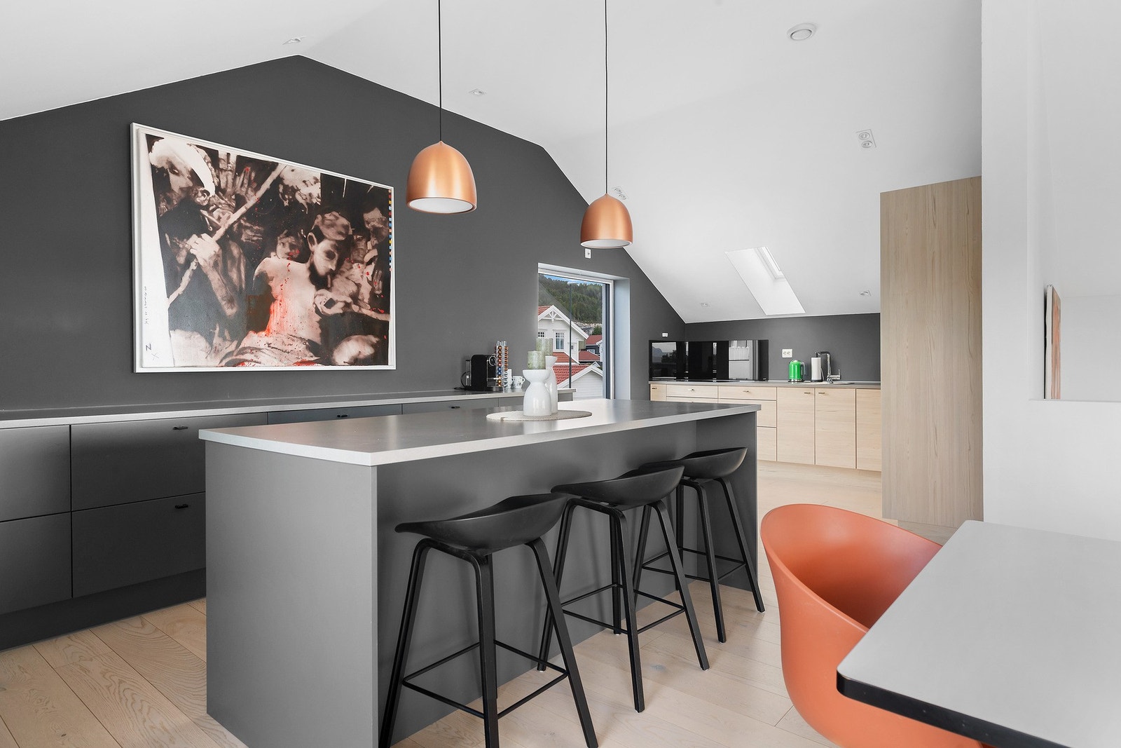 Boligen har en stort og innholdsrikt kjøkken. Galleribilde