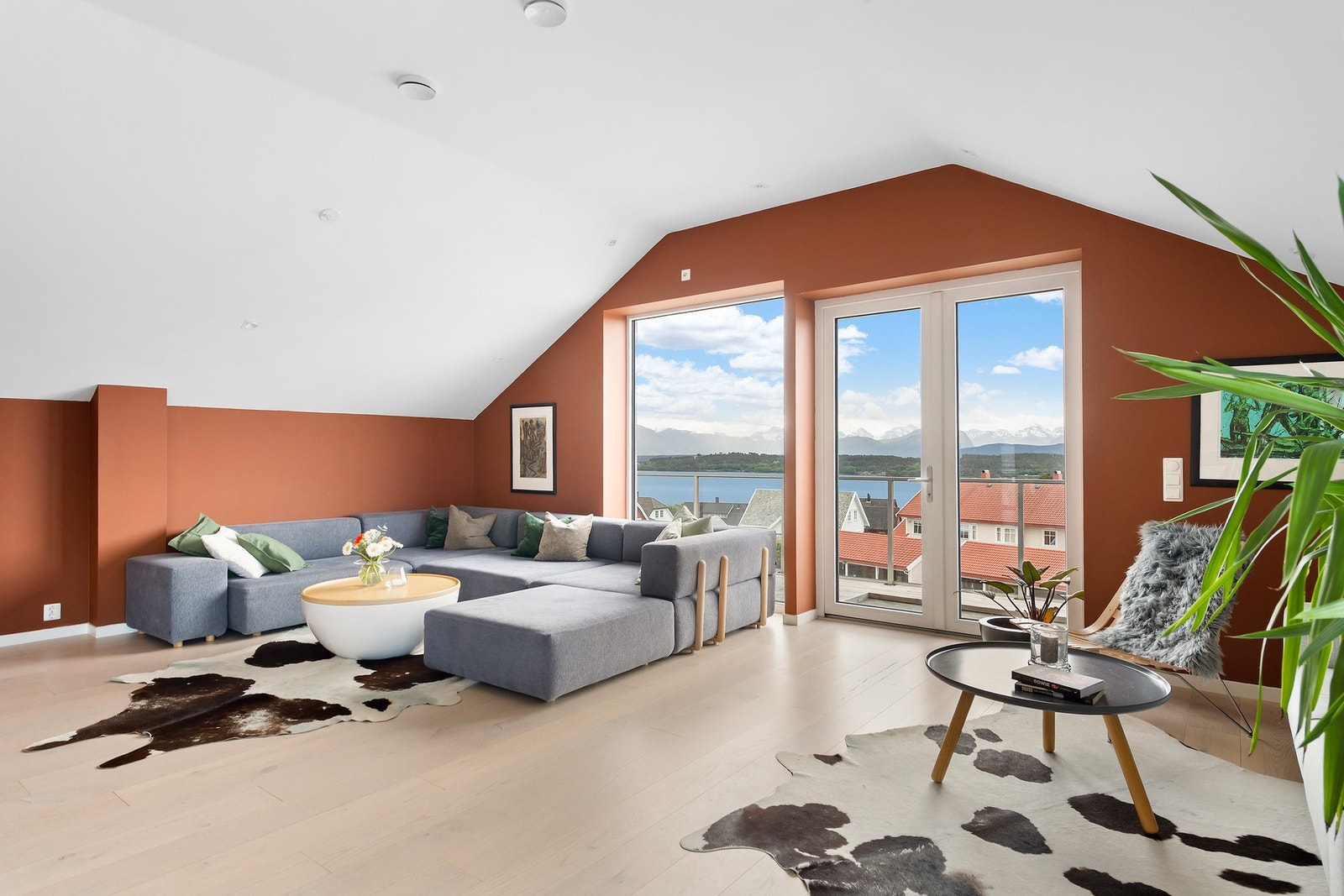 Fra de sørvendte vinduene er det flott utsikt. Galleribilde