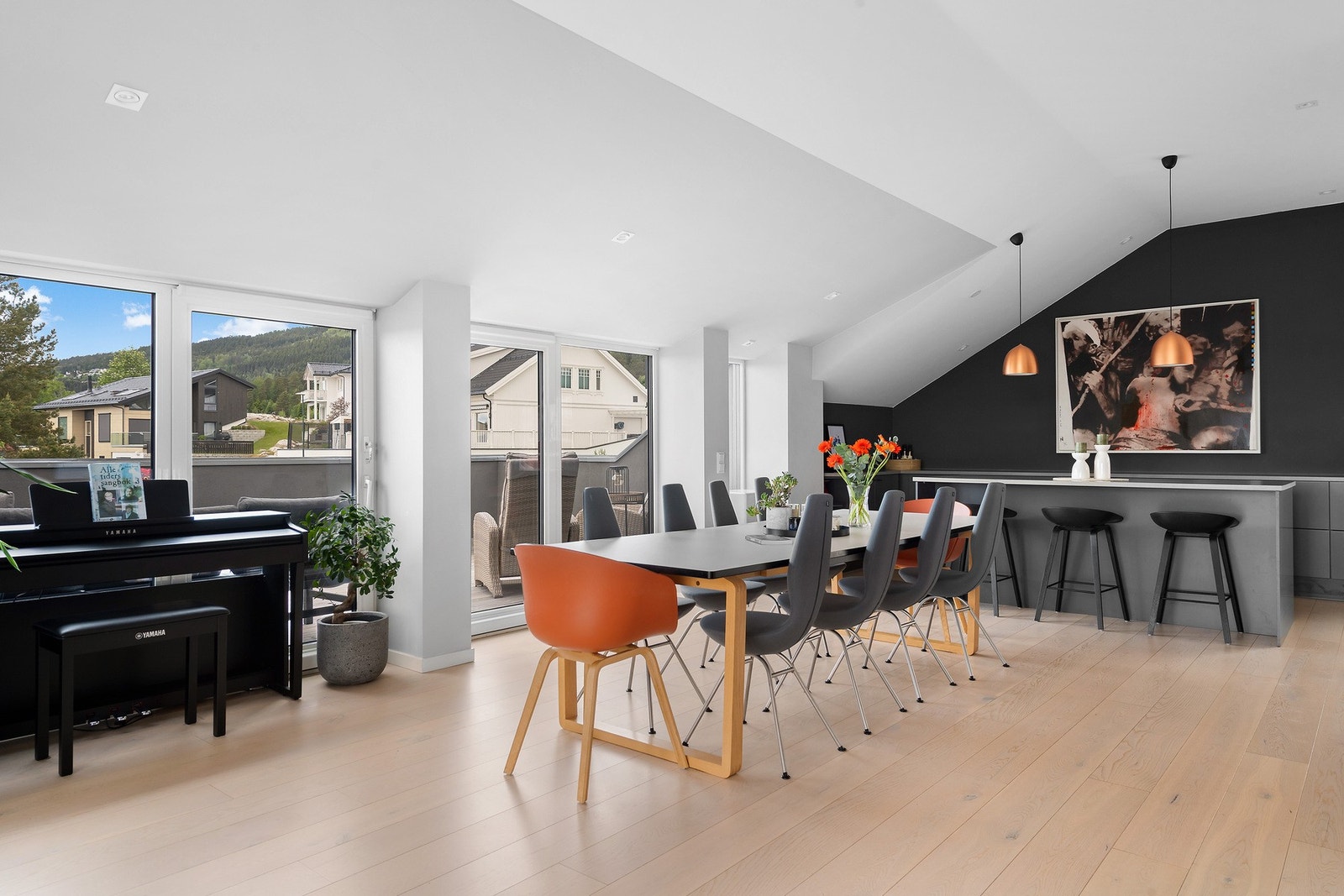 Det er god plass til langbord på stuen. Galleribilde