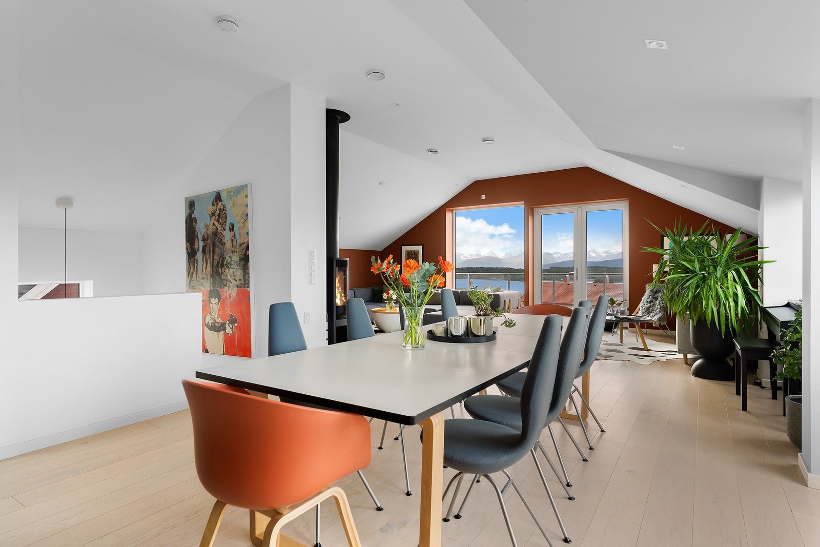 Stuen har god grunnbelysning med downlights. Galleribilde