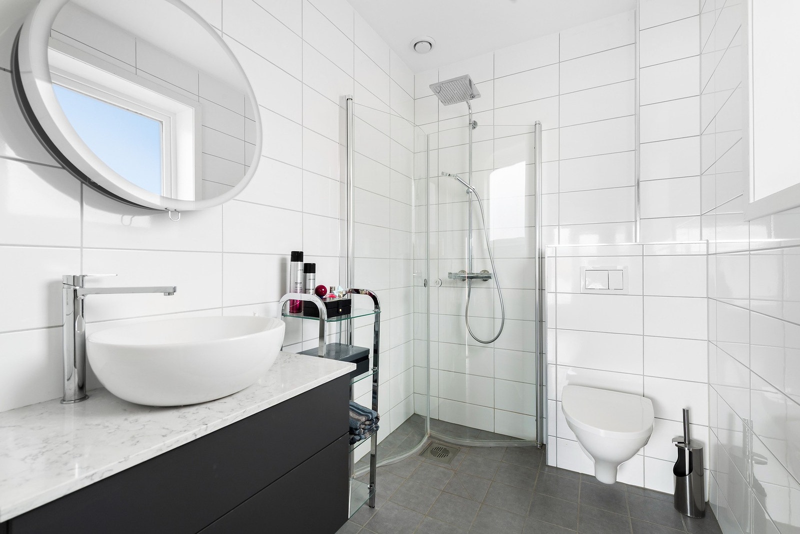 Eget, flislagt bad i tilknytning til hovedsoverommet. Galleribilde