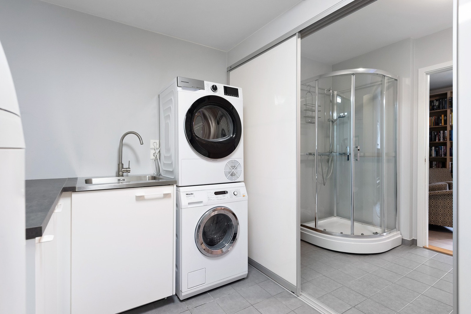 Svært praktisk bad/vaskerom med rominndeler. Galleribilde