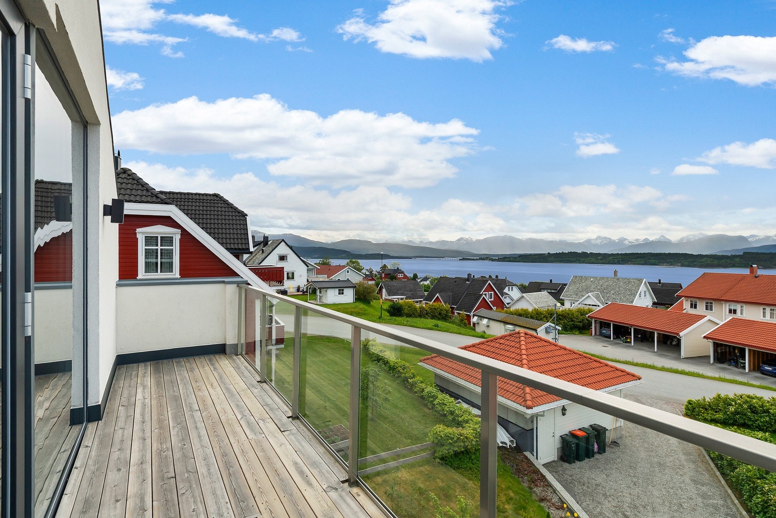 I tillegg til takterrasse mot vest, så er det utgang til sørvendt balkong fra stuen i 2. etasje. Galleribilde