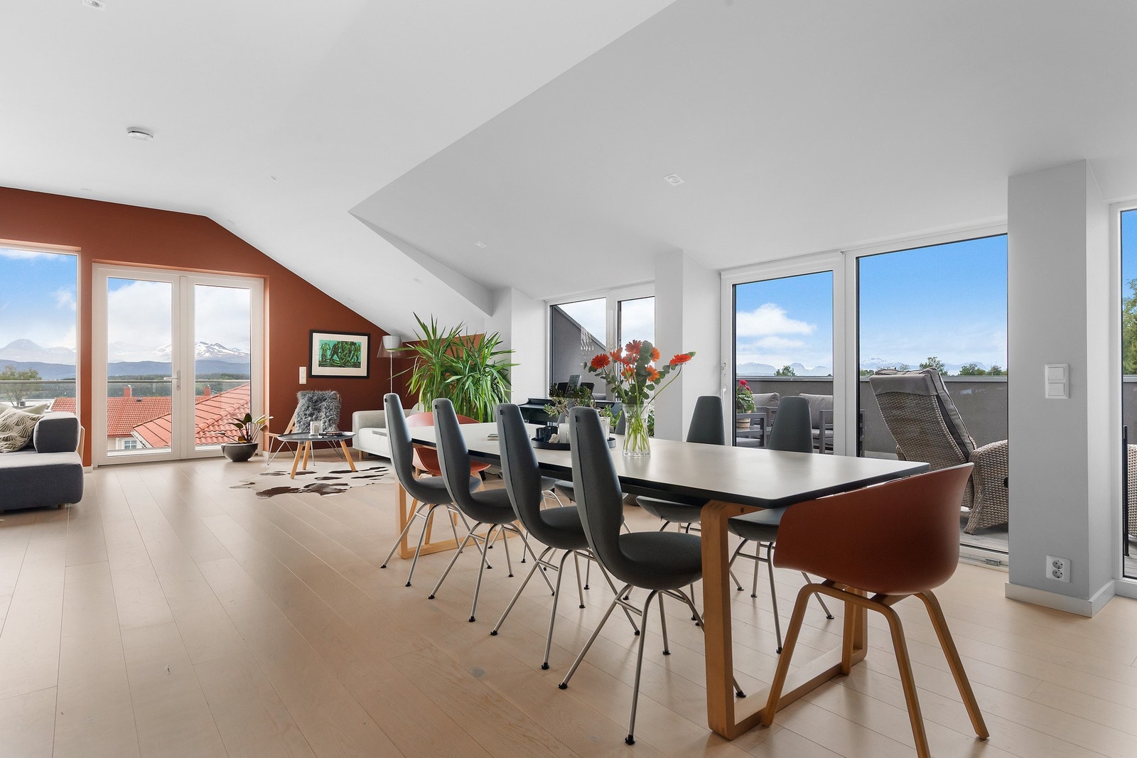 Den luftige stuen er selve hjertet i huset. Her er det god plass og svært god romfølelse. Galleribilde