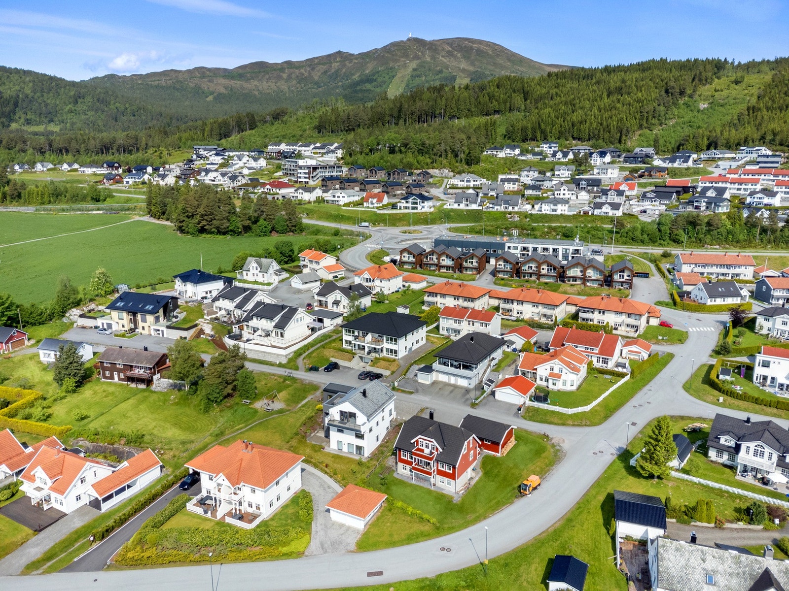 Eiendommen ligger i en rolig blindgate i Årølia. Galleribilde