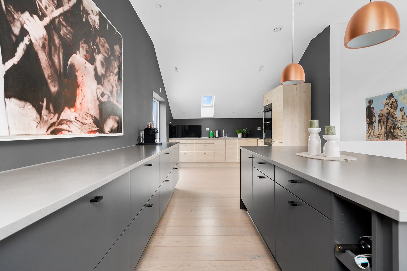 Kjøkkenet har stramme, moderne linjer og tilbyr både god lagringsplass og langt over gjennomsnittet god benkeplass. Galleribilde