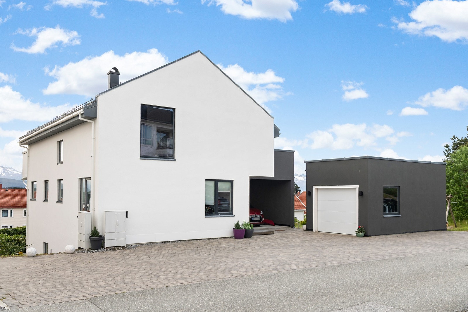 Eiendommen har en romslig, stenbelagt gårdsplass. Galleribilde