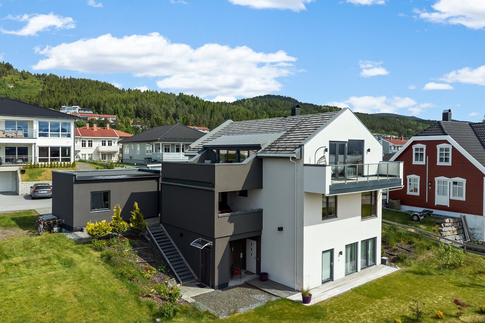 Velkommen til dette moderne og vedlikeholdsvennlige huset fra 2017 i Årølia. Galleribilde