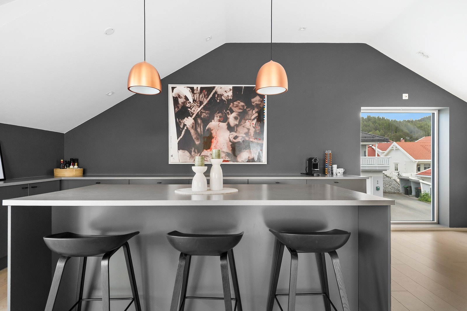 Kjøkkenet har en svært prakisk og sosial barløsning. Galleribilde