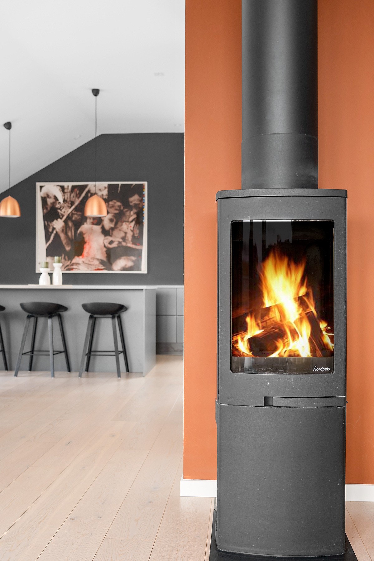 Stuen er utstyrt med rentbrennende vedovn. Galleribilde