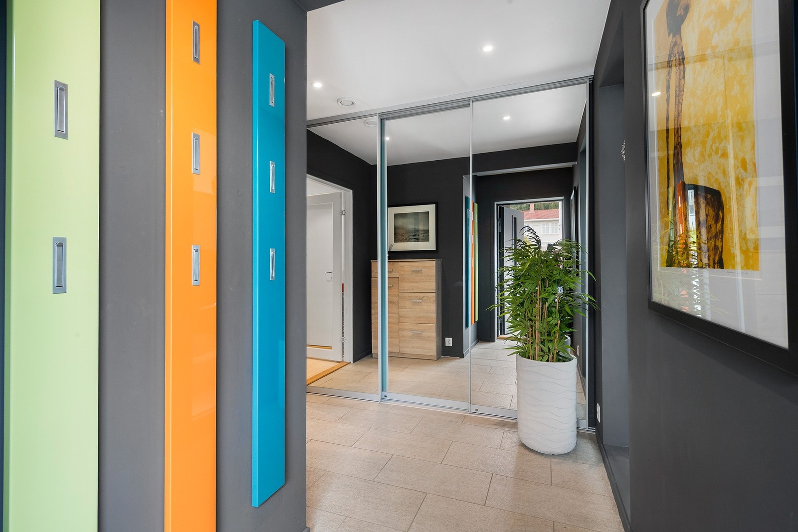 Entrè med praktisk skyvedørsgarderobe med speil. Galleribilde