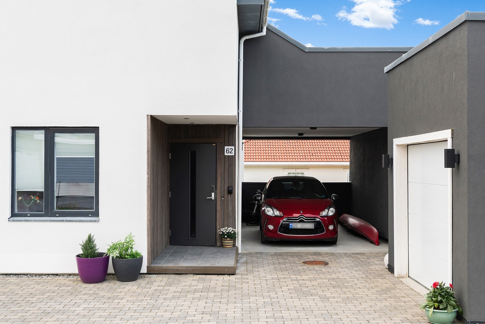 Eiendommen har både carport og garasje. Galleribilde