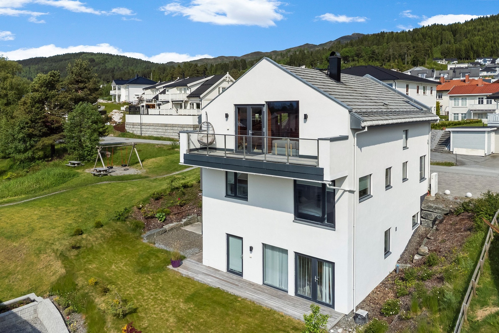 Like vest for eiendommen er det friområde med lekeplass. Galleribilde