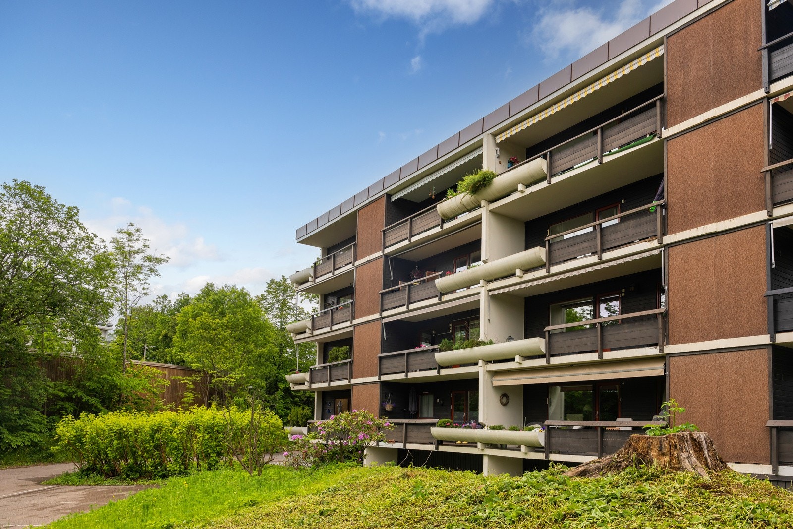 Boligen ligger i et veletablert og ettertraktet boligområde på Ullern i Oslo, kjent for sine rolige og grønne omgivelser kombinert med nærhet til byens puls. Galleribilde