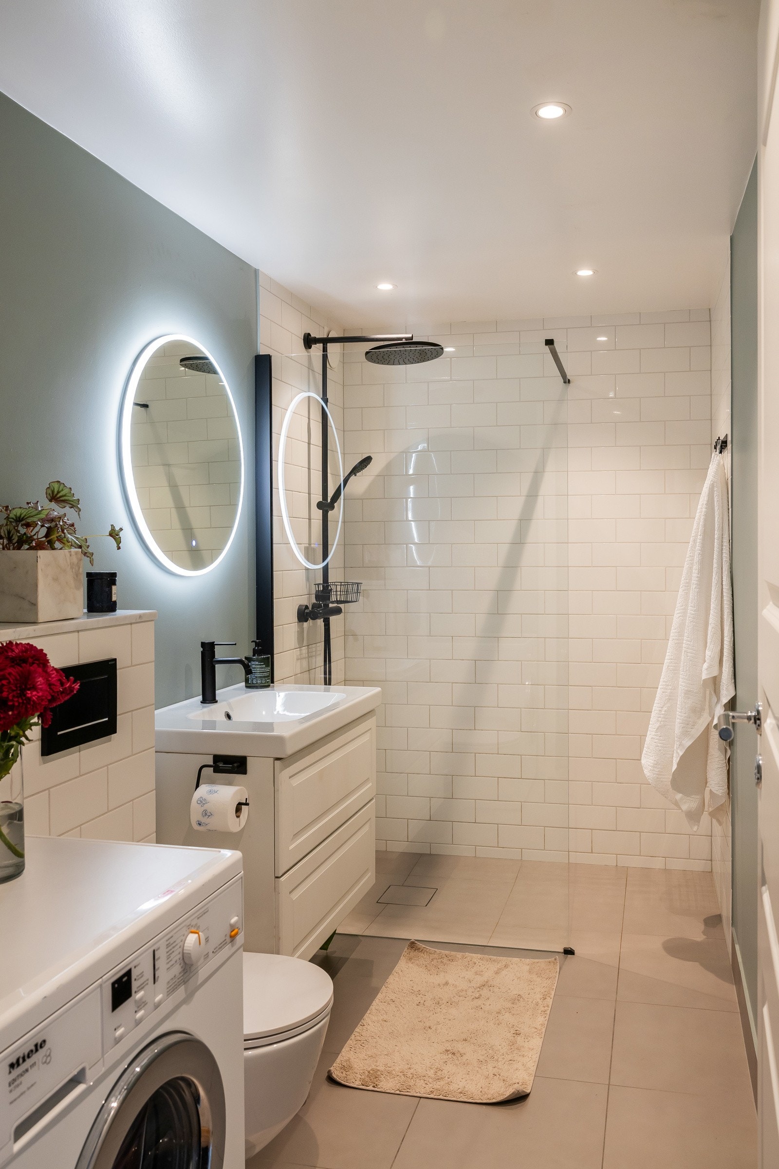 Badet oppusset i 2021 ifølge tidligere salgsoppgave. Moderne store fliser på gulv og fliser i dusjsone kombinert med malte veggflater og downlights i himling. Galleribilde