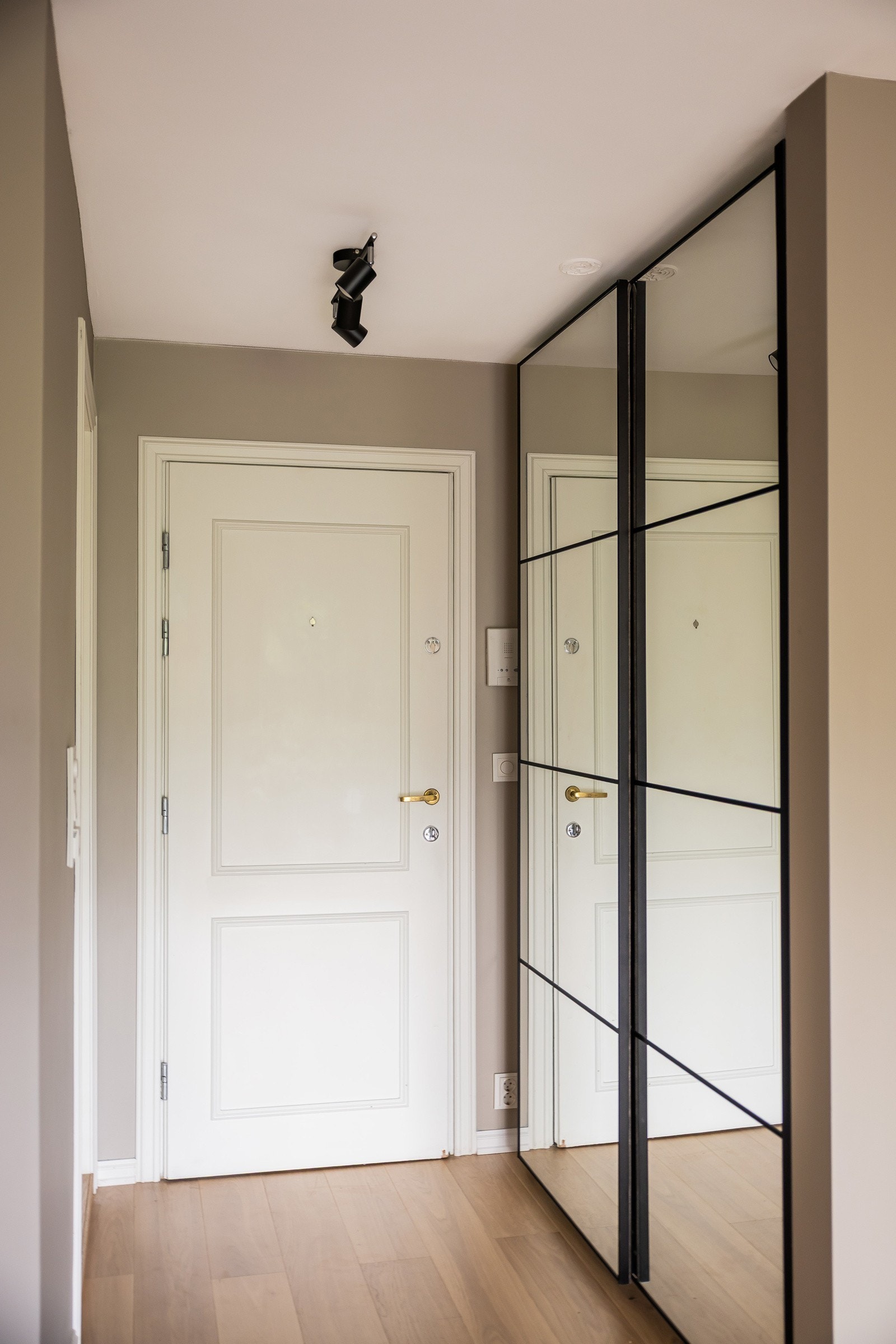 Godt med lagringsplass i skyvedørsgarderobe i entré. Ekstern lagring i 3 boder. Galleribilde