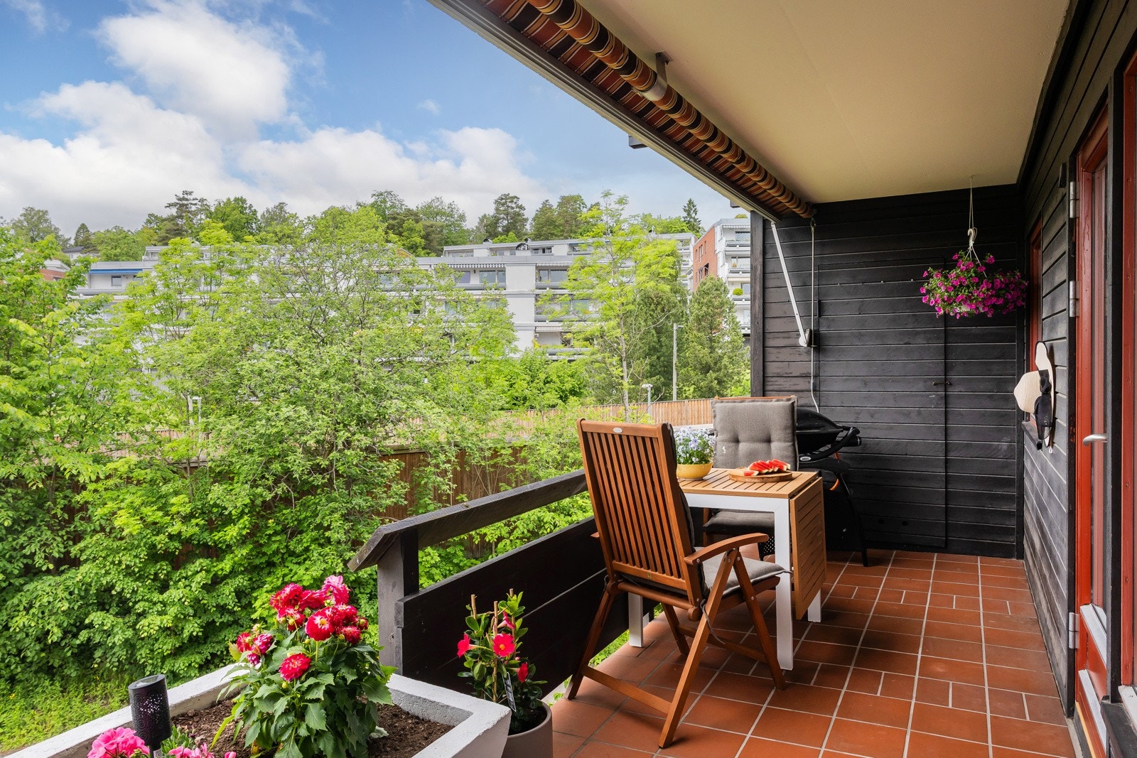 Praktisk med bod tilknyttet terrasse for lagring. Galleribilde
