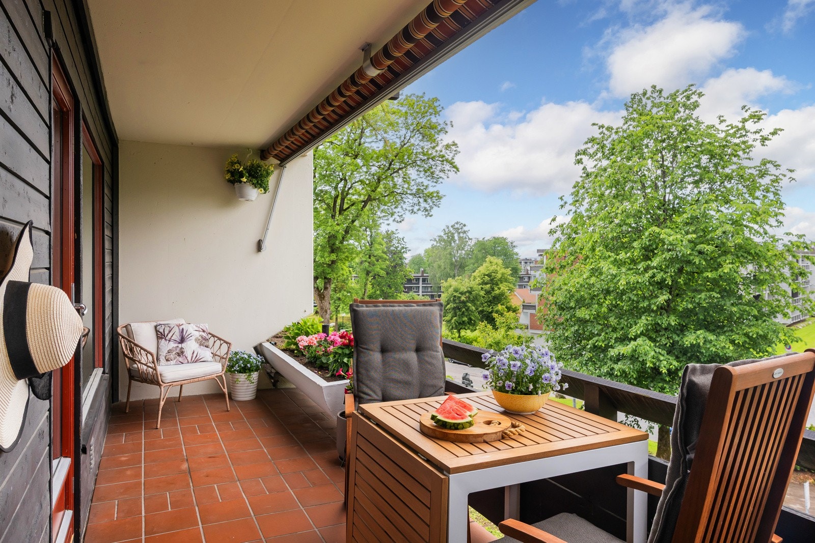 Stor vestvendt terrasse på ca. 10 kvm. Galleribilde