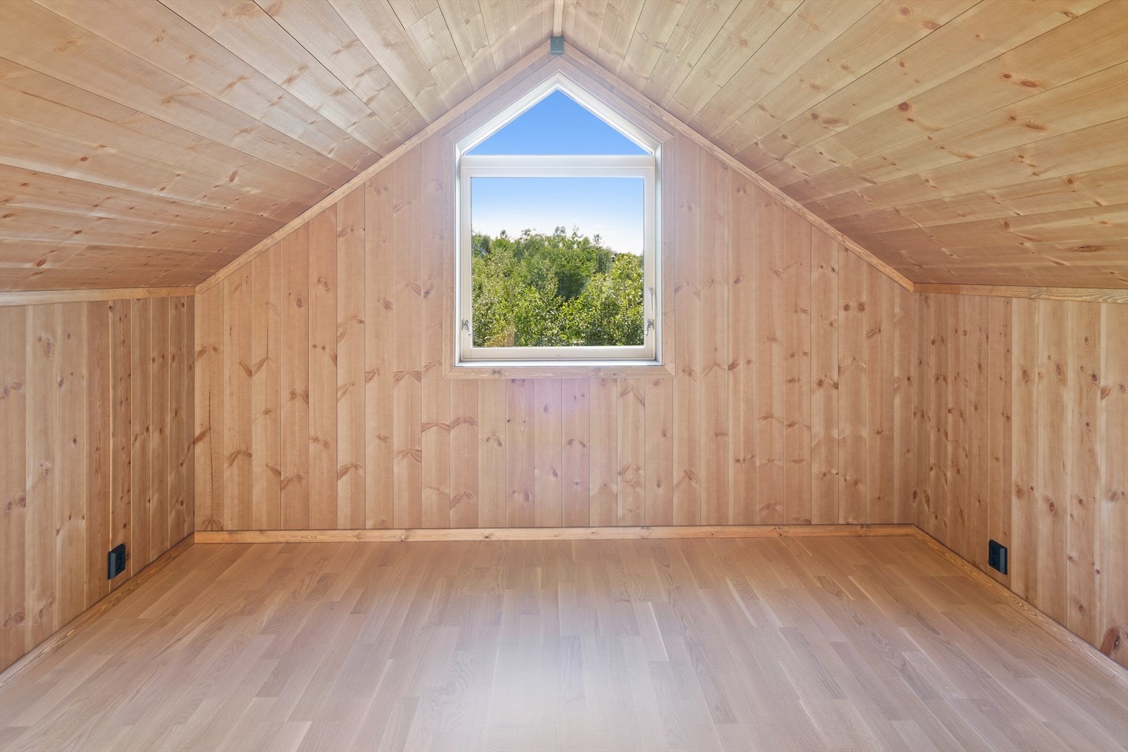 Soverom med trepanel på vegger og tak. Galleribilde