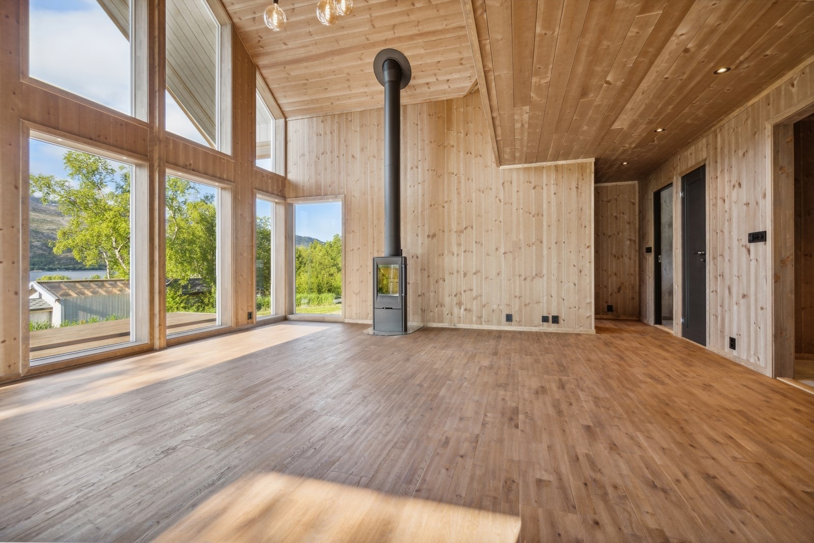 Peisovn er montert i stuen, noe som gir både kos og varme på kalde dager. Galleribilde