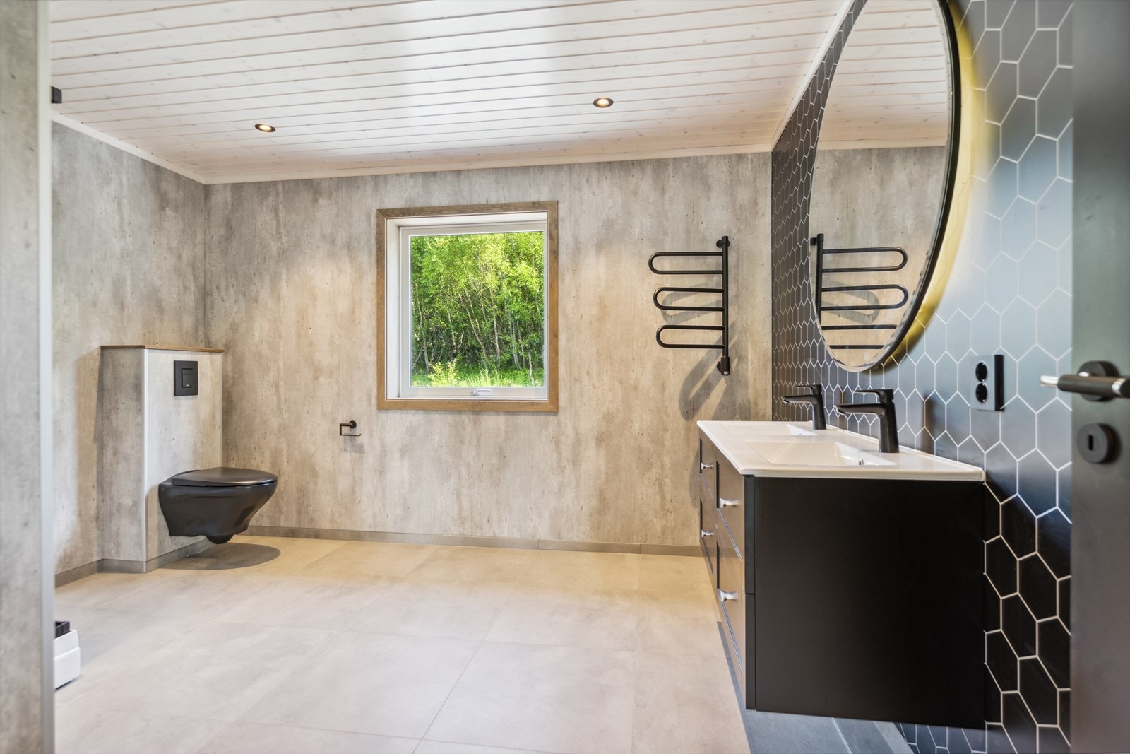 Baderom med flislagt gulv med varme, Fibo trespo baderomsplater på vegger og panel på tak. Galleribilde