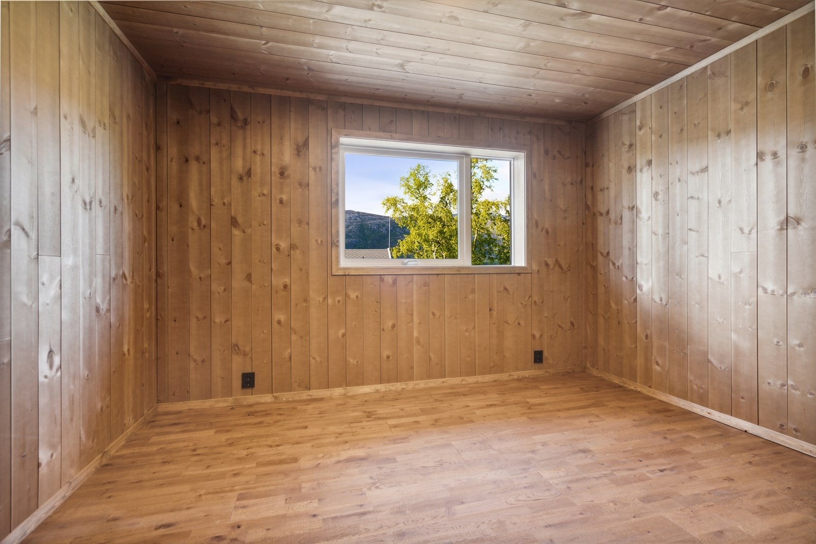 Soverommet i første etasje har god plass til seng og tilhørende møbler. Galleribilde