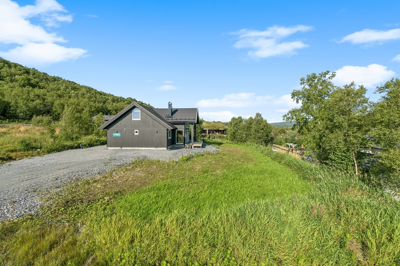 Hytten har gode sol og utsiktsforhold og godt med parkeringsplasser på egen tomt. Nærområdet, med hyttefeltet og utsikten mot Skjerstadfjorden. Galleribilde