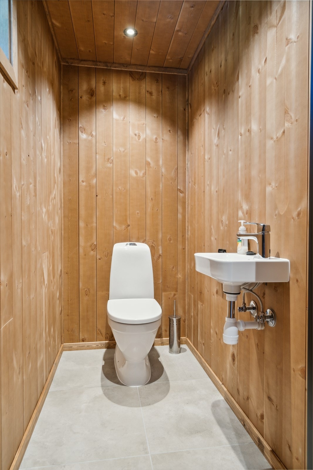 Toalettrom med adkomst fra entréen. Galleribilde