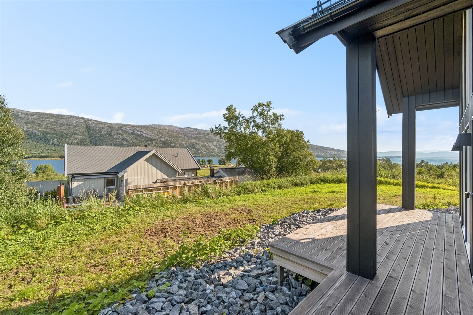 Utsikt mot sjøen og omkringliggende fjell Galleribilde