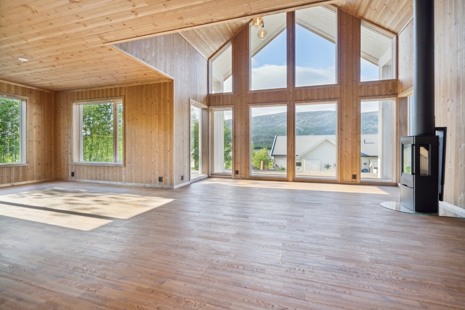 Stuen har store vindusflater og god takhøyde i deler av stuen. Galleribilde