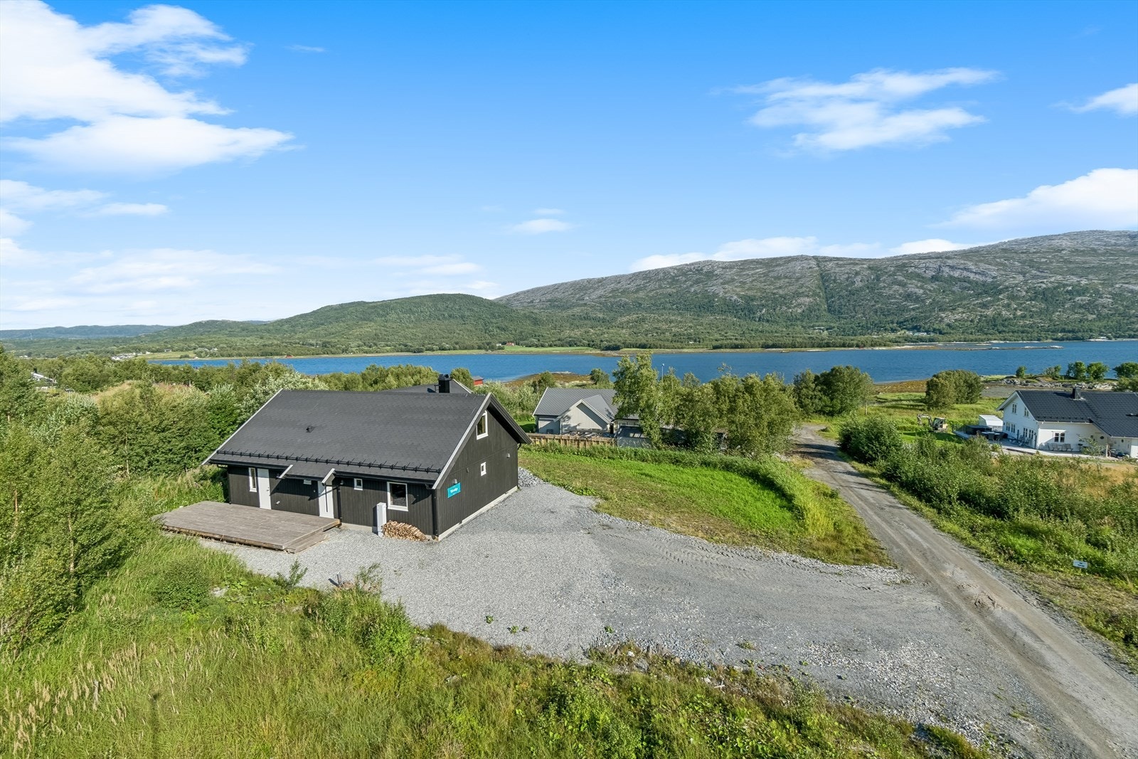 Her får du nærhet til sjø og natur (Det er i dag felt en stor del skog mot øst for bedre utsikt fra eiendommen) Galleribilde