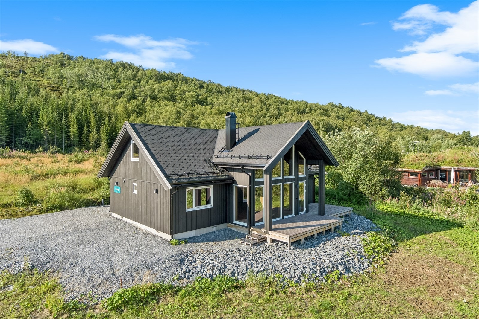 Romslig solrik balkong med adkomst fra stuen. Tomten er godt opparbeidet med plen og steinsatt areal som kan tildekkes med balkong eller plen. Godt med parkeringsplasser på tomten. Galleribilde