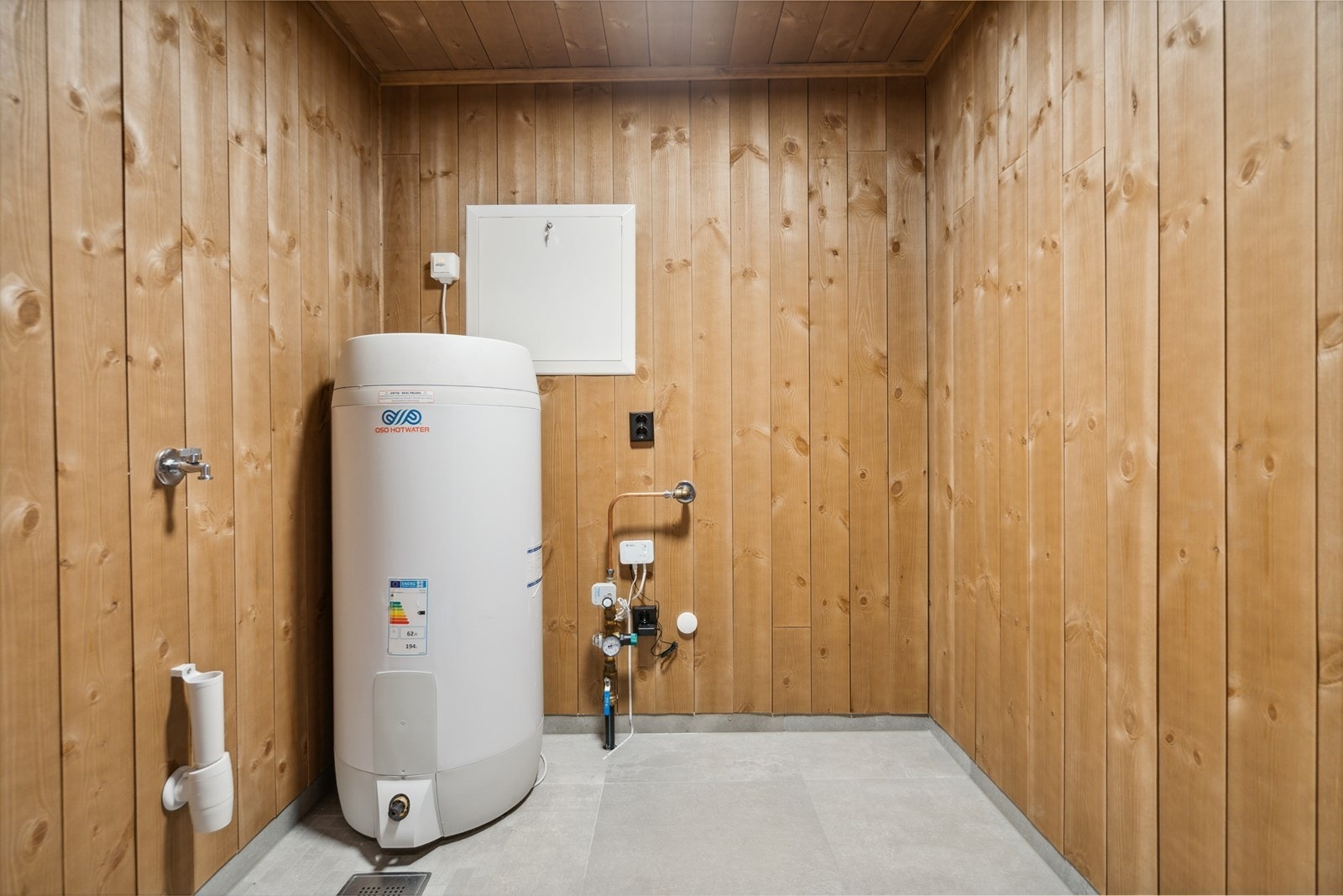 Vaskerom med varmtvannstank og opplegg for vaskemaskin. Galleribilde