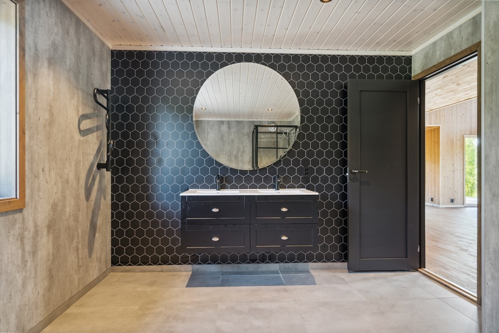 Innredning med to nedfelte servanter, veggmontert toalett og dusjkabinett. Galleribilde