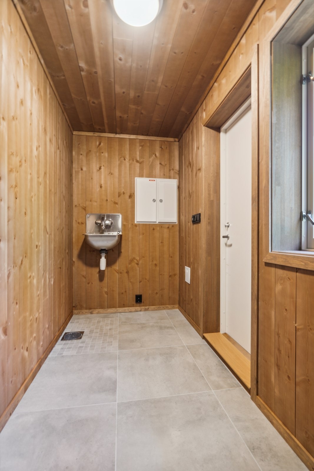 Utebod med vask og sluk. Galleribilde