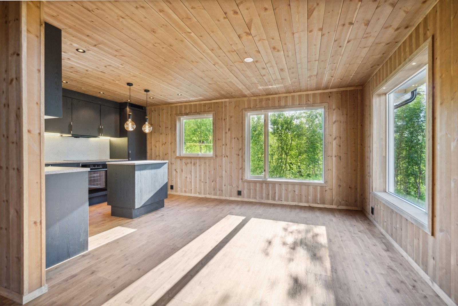 God plass til spisebord ved siden av kjøkkeninnredningen. Galleribilde