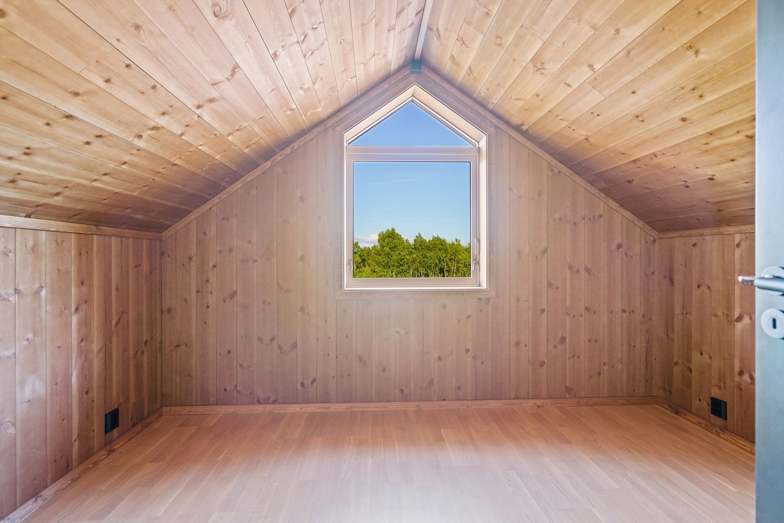 Soverom i 2 etasje med god plass til seng og soveromsmøbler. Galleribilde