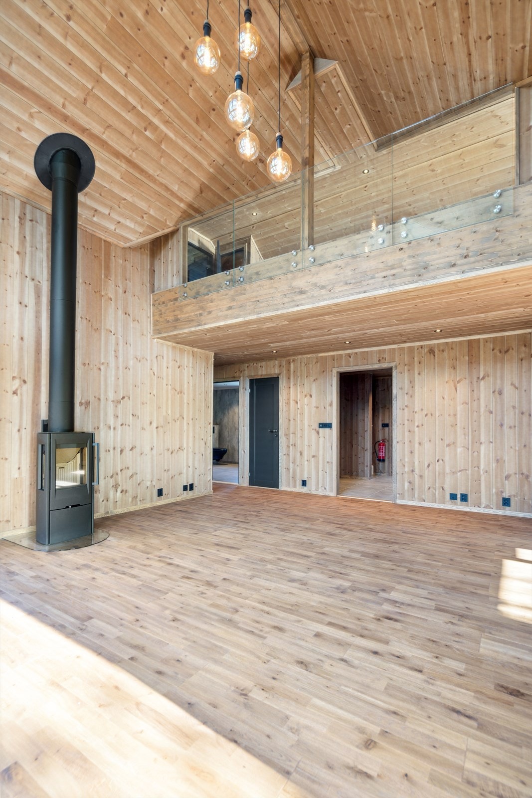 Peisovn med stålpipe. Galleribilde